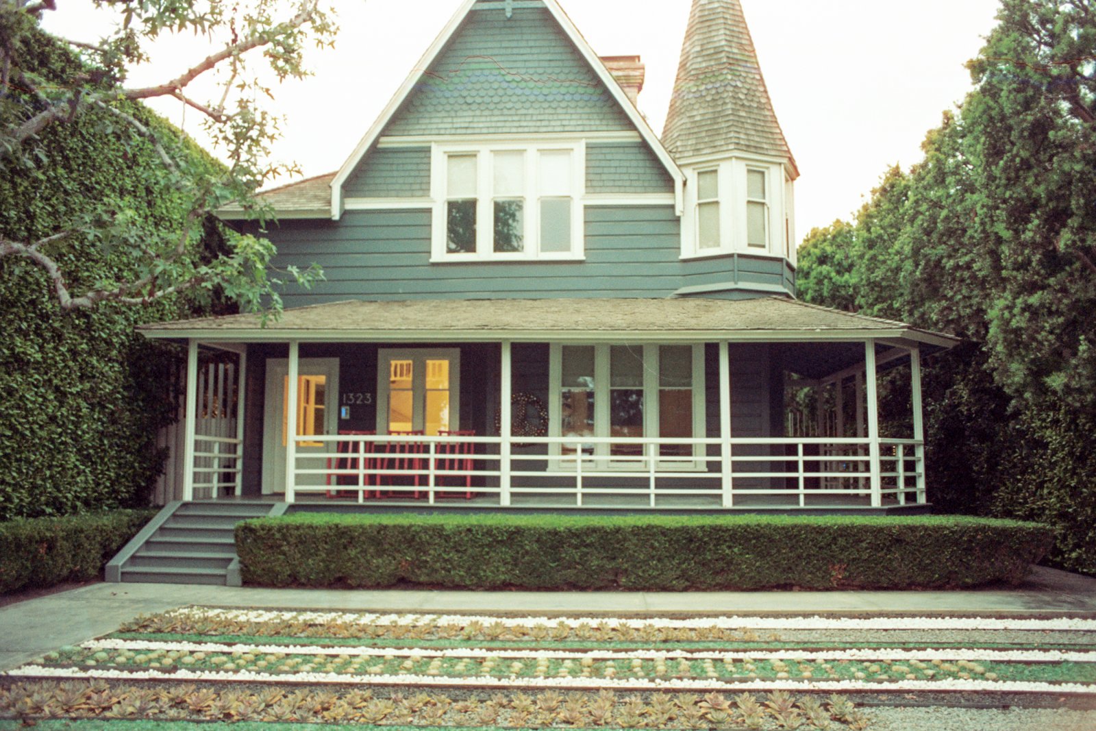 Blue Urban Cottage in Santa Monica, a film photograph on Mira 400, shot with Leica R4, by thinbegin